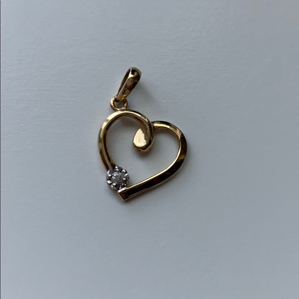 10k Gold Heart Pendant with single Diamond - Picture 2 of 5